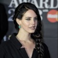 /album/fotogaleria/a7802-lana-del-rey-y-su-doble-trenzado-0x375-2-jpg1/